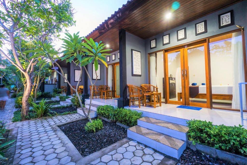 Nusa Bagus Homestay Lembongan في نوسا ليمبونغان: منزل به درج يؤدي إلى الأمام منه