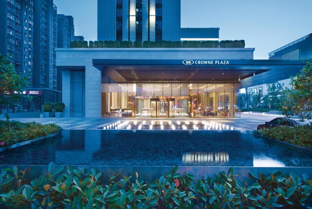 ein luxuriöses Gebäude mit Pool in der Unterkunft Crowne Plaza Hangzhou Qiantang in Hangzhou
