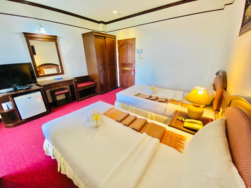 Postel nebo postele na pokoji v ubytování Crystal Hotel Krabi