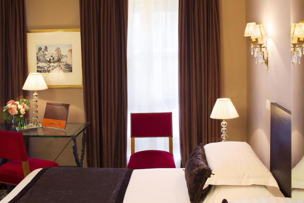 TV a/nebo společenská místnost v ubytování Hotel Des Deux Continents