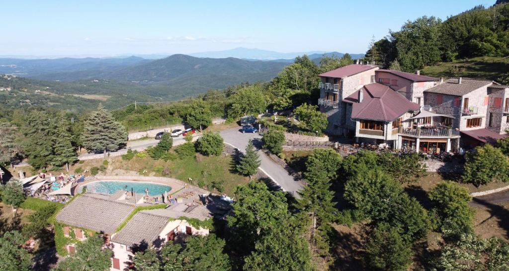 una vista aérea de una casa en una montaña en Hotel Rifugio Prategiano, en Montieri