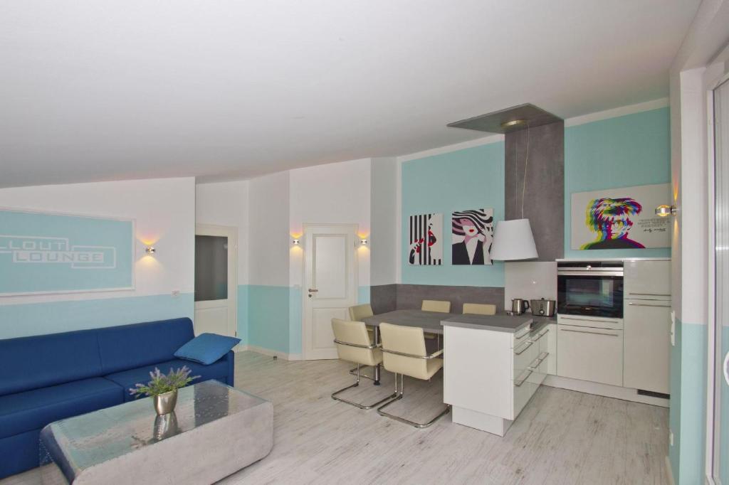 Posezení v ubytování Meeresblick-Residenzen-FeWo-67-deluxe-Balkon-Meerblick-Sauna-u-Schwimmbadnutzung