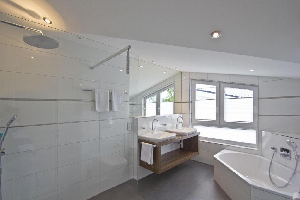 Koupelna v ubytování Meeresblick-Residenzen-FeWo-67-deluxe-Balkon-Meerblick-Sauna-u-Schwimmbadnutzung
