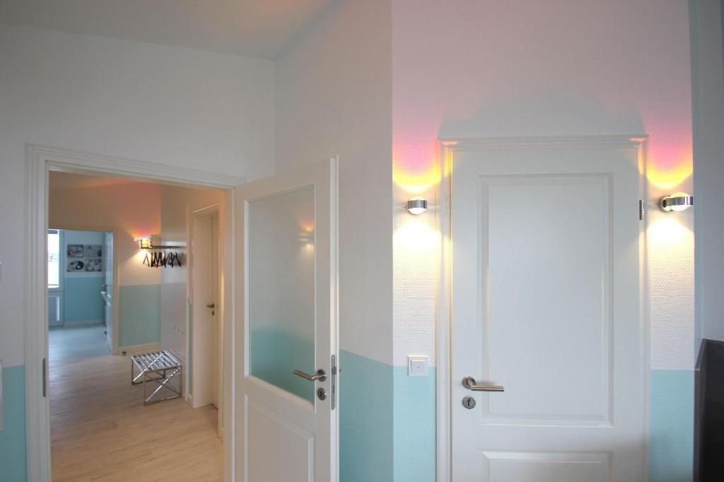 Fotografie z fotogalerie ubytování Meeresblick-Residenzen-FeWo-67-deluxe-Balkon-Meerblick-Sauna-u-Schwimmbadnutzung v destinaci Göhren
