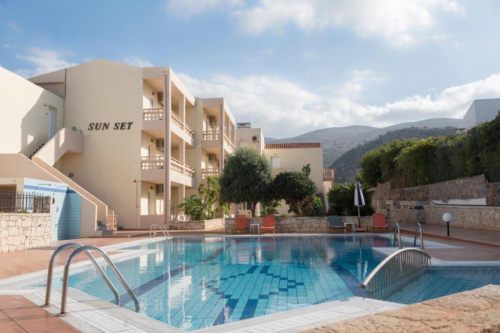 Bazén v ubytování Sunset Apartments nebo v jeho okolí