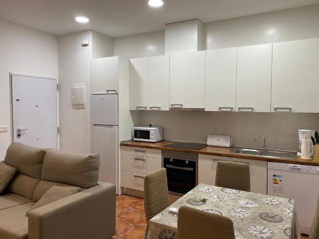 cocina con sofá y mesa en una habitación en El Carmen, en Murcia