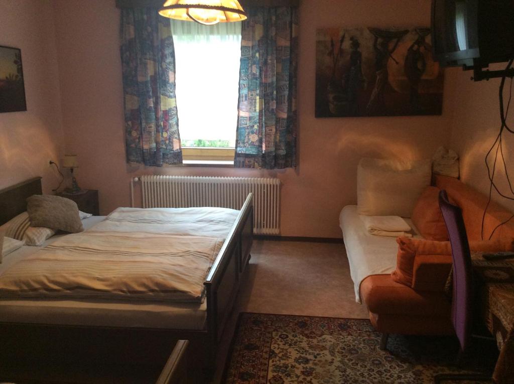 una camera con letto, divano e finestra di Mooswirt a Ranten