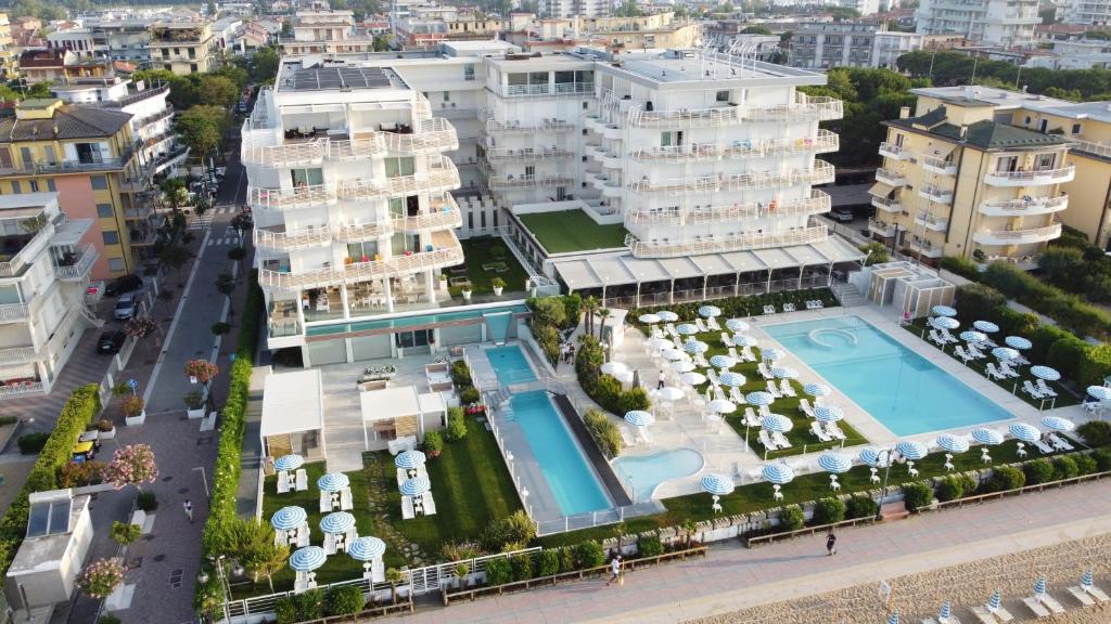 Bazén v ubytování Hotel Le Soleil nebo v jeho okolí