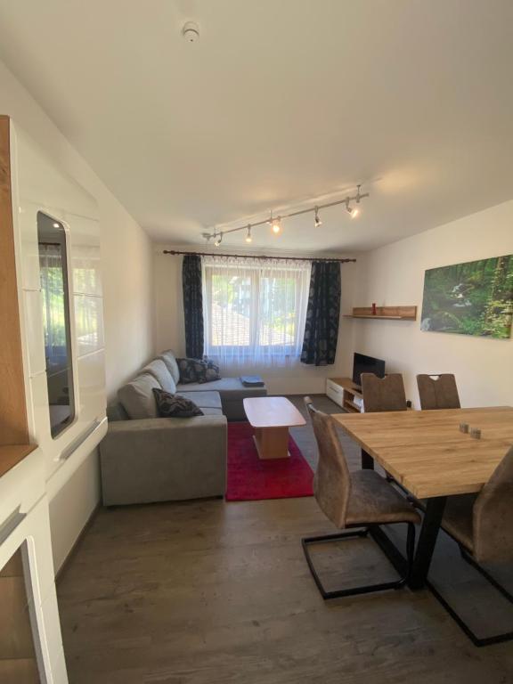 sala de estar con sofá y mesa en Apartment GRANAT en Sankt Oswald
