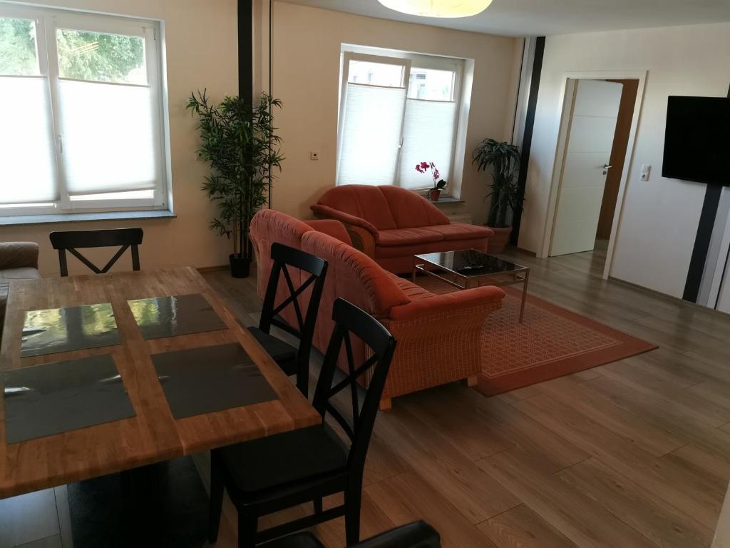 - un salon avec une table et des chaises dans l'établissement Exclusiv Apartment Rödermark 3 Schlafzimmer, à Rödermark