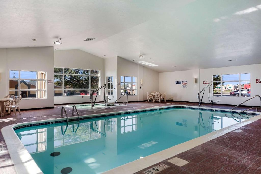 una gran piscina en una habitación grande con ventanas en Quality Inn Lincoln Cornhusker, en Lincoln