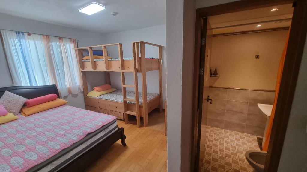 Postel nebo postele na pokoji v ubytování Tongyeong One Guesthouse