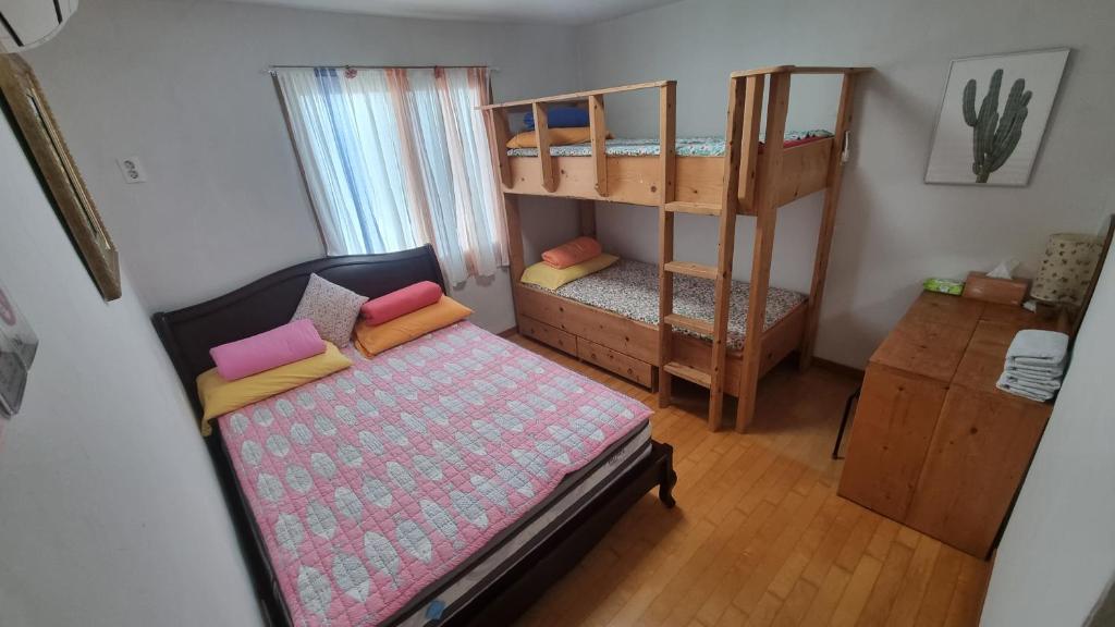 Postel nebo postele na pokoji v ubytování Tongyeong One Guesthouse