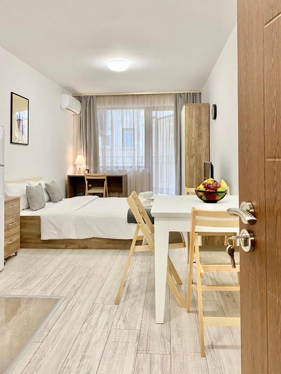 Cozy Studio next to State Opera with Work Space - Estudio Con Terraza