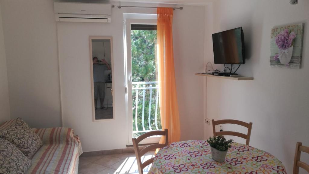 TV a/nebo společenská místnost v ubytování Apartmani RUBESSA