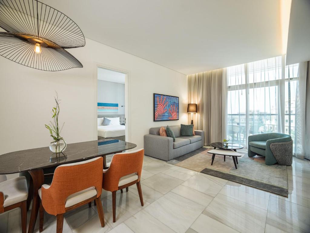 Posezení v ubytování Th8 Palm Dubai Beach Resort, Vignette Collection by IHG