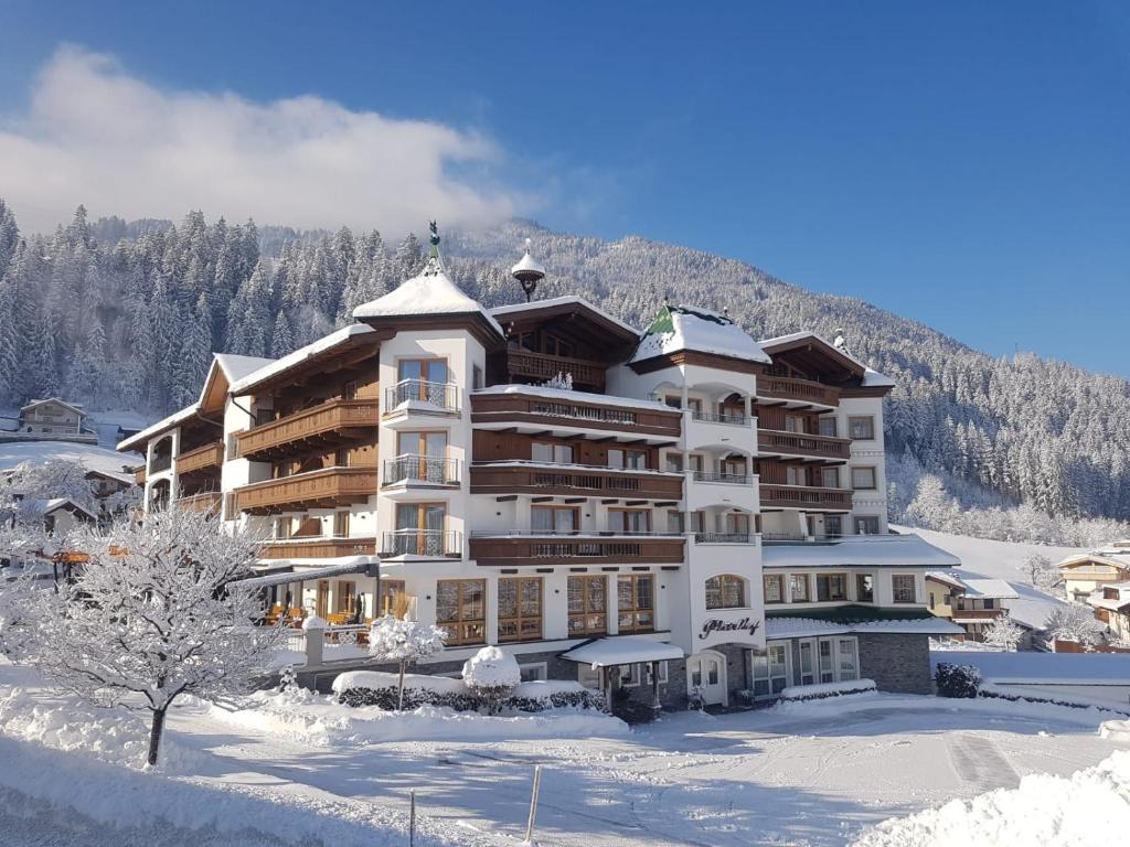 リート・イム・ツィラータールにあるPlatzlhof - Mein Hotel im Zillertalの雪の大きな建物