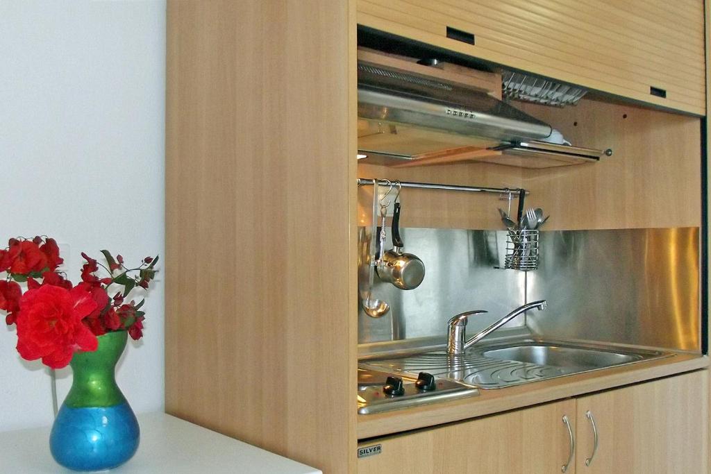Kuchyň nebo kuchyňský kout v ubytování Miramare Hotel