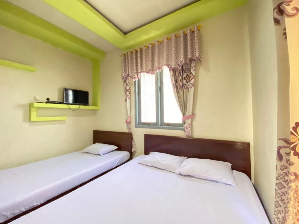 Postel nebo postele na pokoji v ubytování Homestay Srikandi Syariah Dieng RedPartner