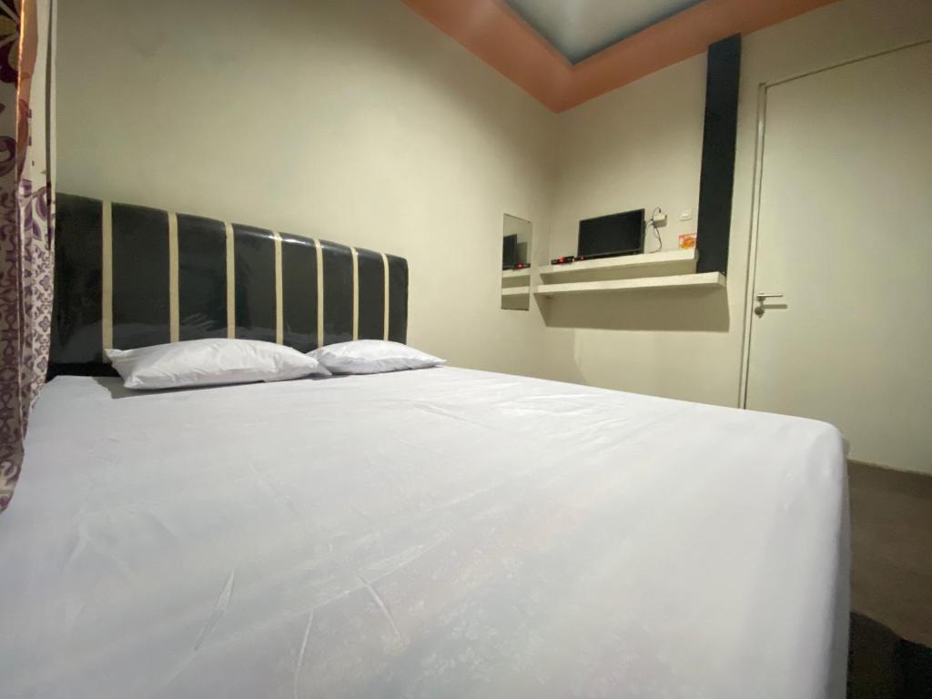 Postel nebo postele na pokoji v ubytování Homestay Srikandi Syariah Dieng RedPartner