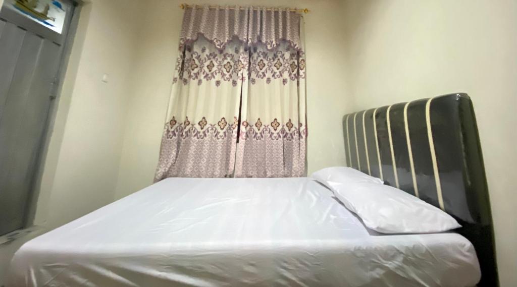 Postel nebo postele na pokoji v ubytování Homestay Srikandi Syariah Dieng RedPartner