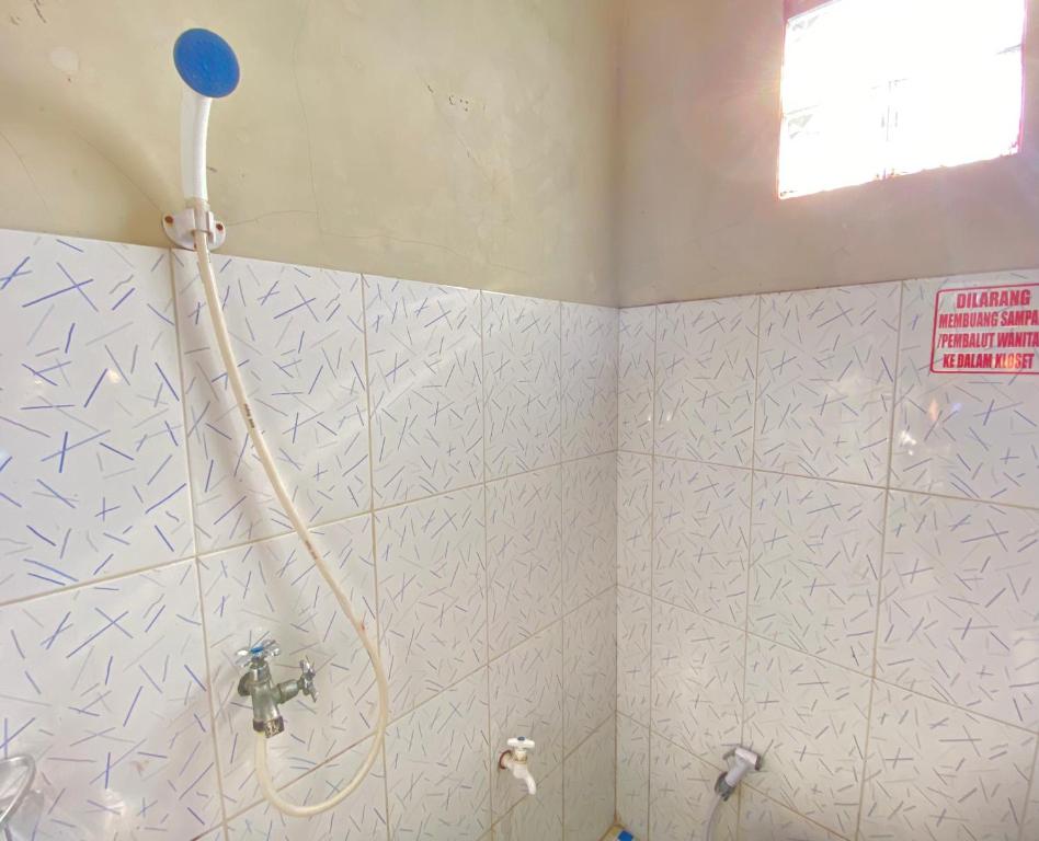 Koupelna v ubytování Homestay Srikandi Syariah Dieng RedPartner