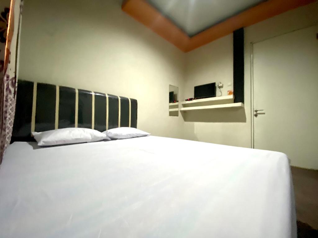 Postel nebo postele na pokoji v ubytování Homestay Srikandi Syariah Dieng RedPartner
