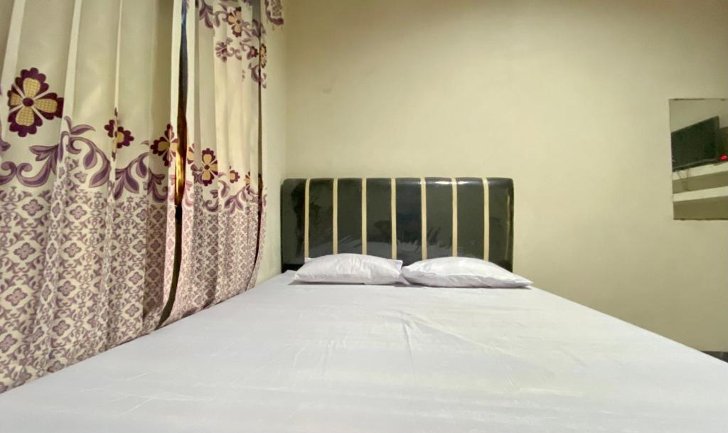 Postel nebo postele na pokoji v ubytování Homestay Srikandi Syariah Dieng RedPartner