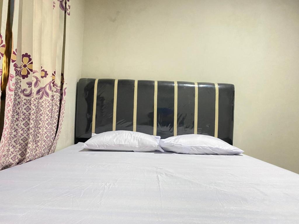 Postel nebo postele na pokoji v ubytování Homestay Srikandi Syariah Dieng RedPartner
