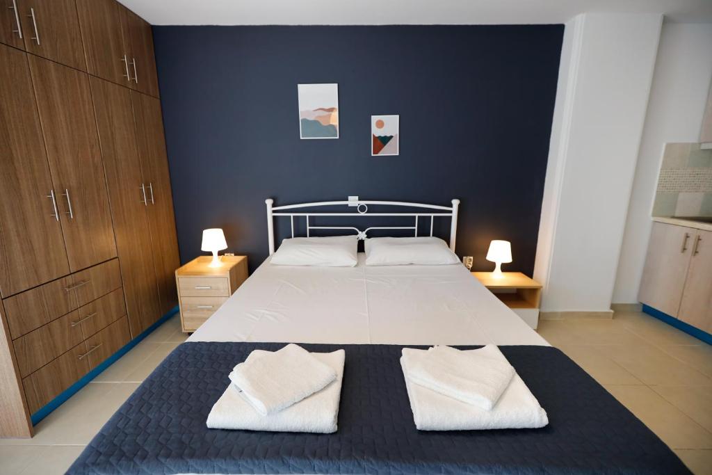 een slaapkamer met een groot bed en 2 handdoeken bij Aristotle's Studio in Kalamata