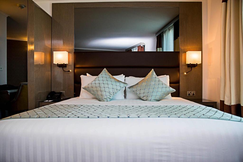 Atrium Hotel Heathrow - Superior Double Or Twin Room With City View
