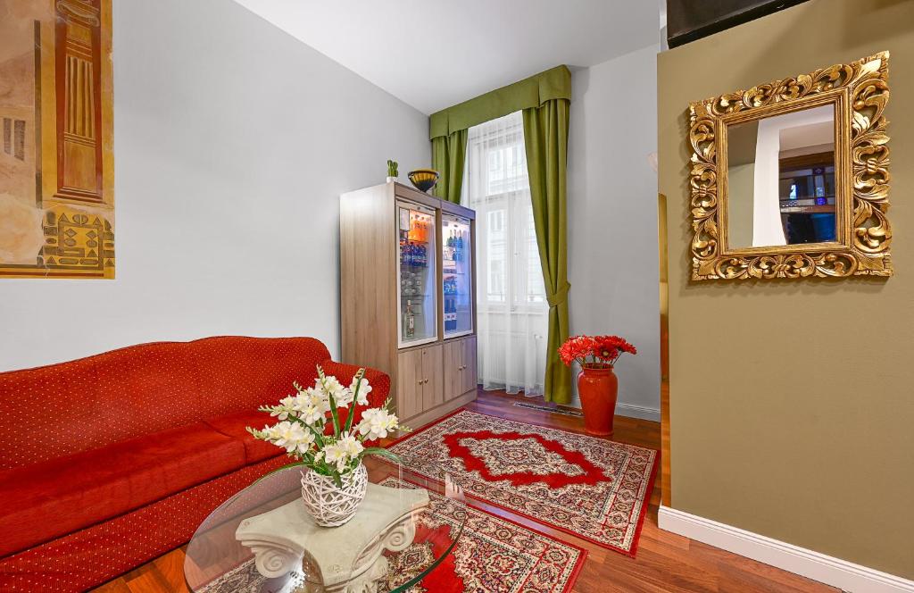 TV a/nebo společenská místnost v ubytování Hotel Malá Strana