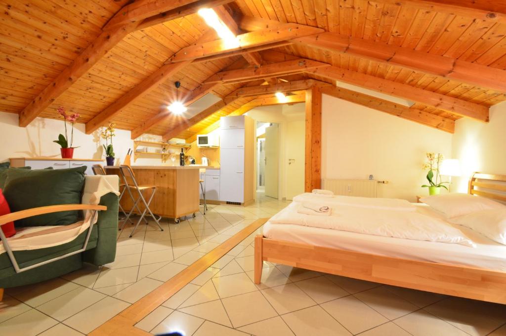 A bed or beds in a room at AJO Apartments - Alte Donau Lake View Penthouse - Self-Check-in