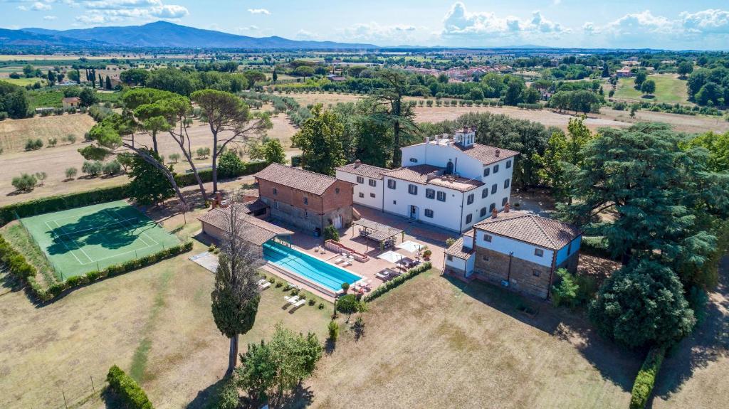 - une vue aérienne sur une maison avec une piscine dans l'établissement Antica Villa Merelli 24, Emma Villas, à Monte San Savino