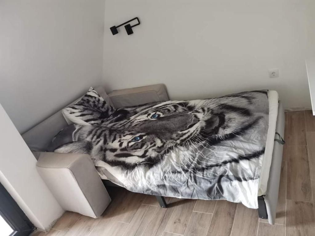 een bed met een deken erop in een kamer bij Divčibare Planinski mir A19 in Divčibare