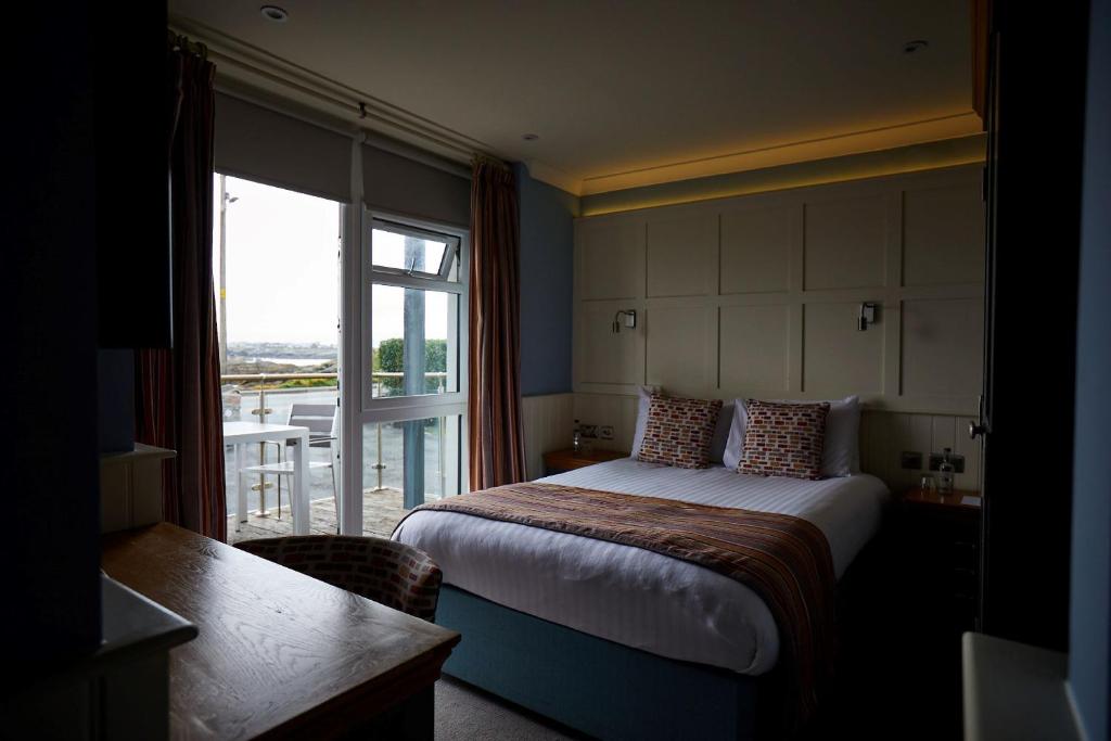 Cama ou camas em um quarto em Trearddur Bay Hotel