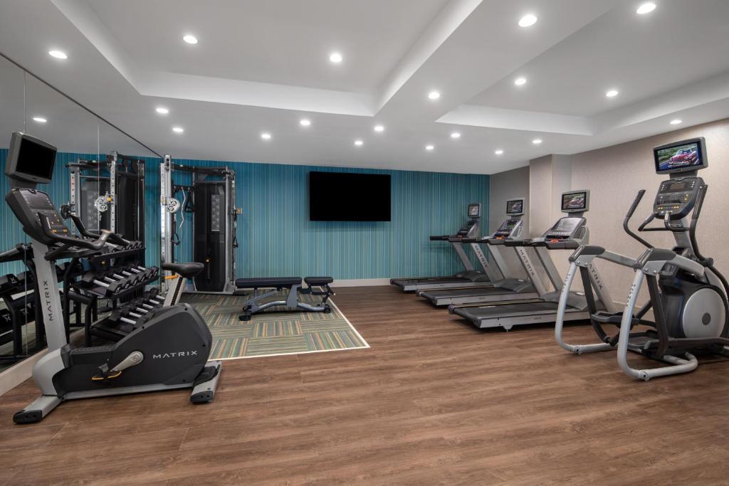 Holiday Inn Express & Suites Woodside LaGuardia Airport photo