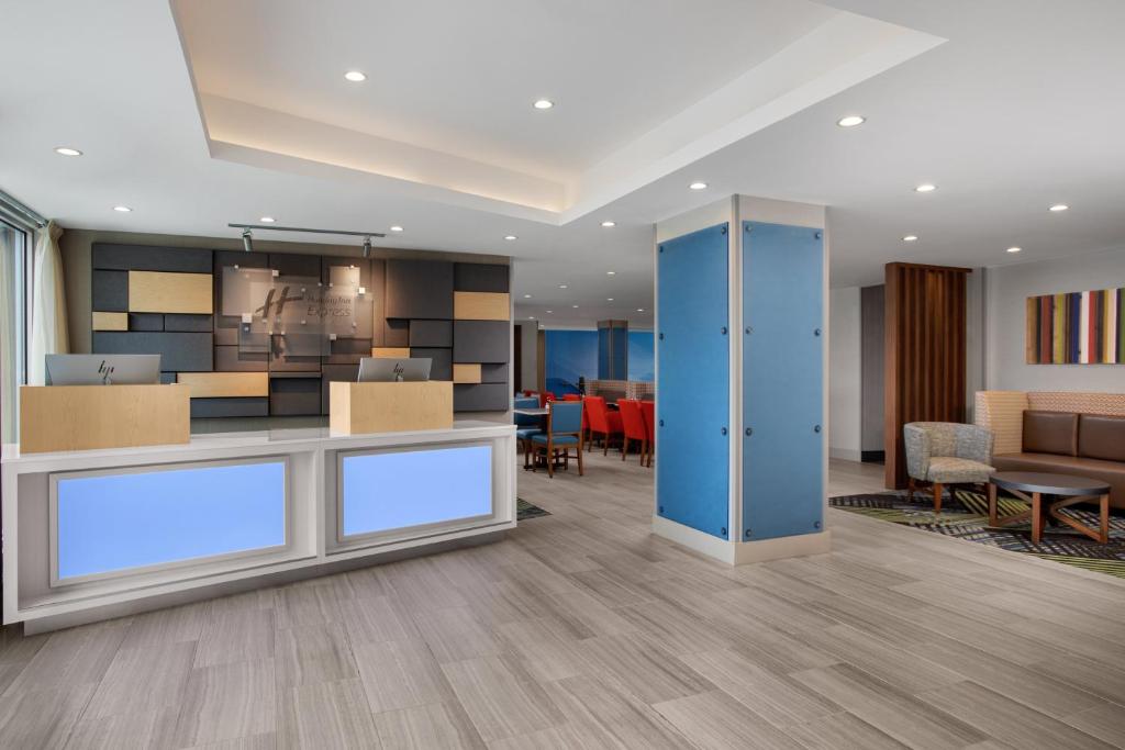 Holiday Inn Express & Suites Woodside LaGuardia Airport photo