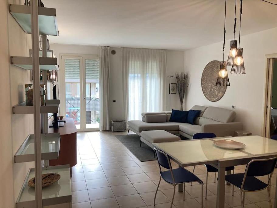 una sala de estar con un sofá y una mesa en Appartamento Golia con parcheggio, en Vicenza