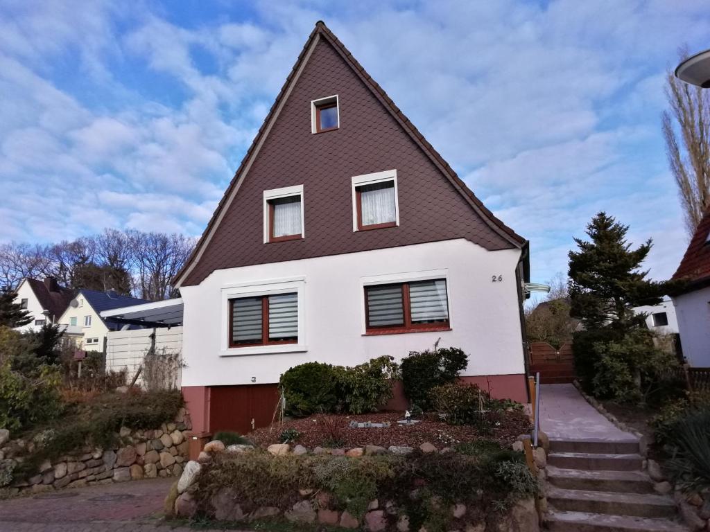 a white house with a gambrel roof at fewo-brigitte in Buxtehude