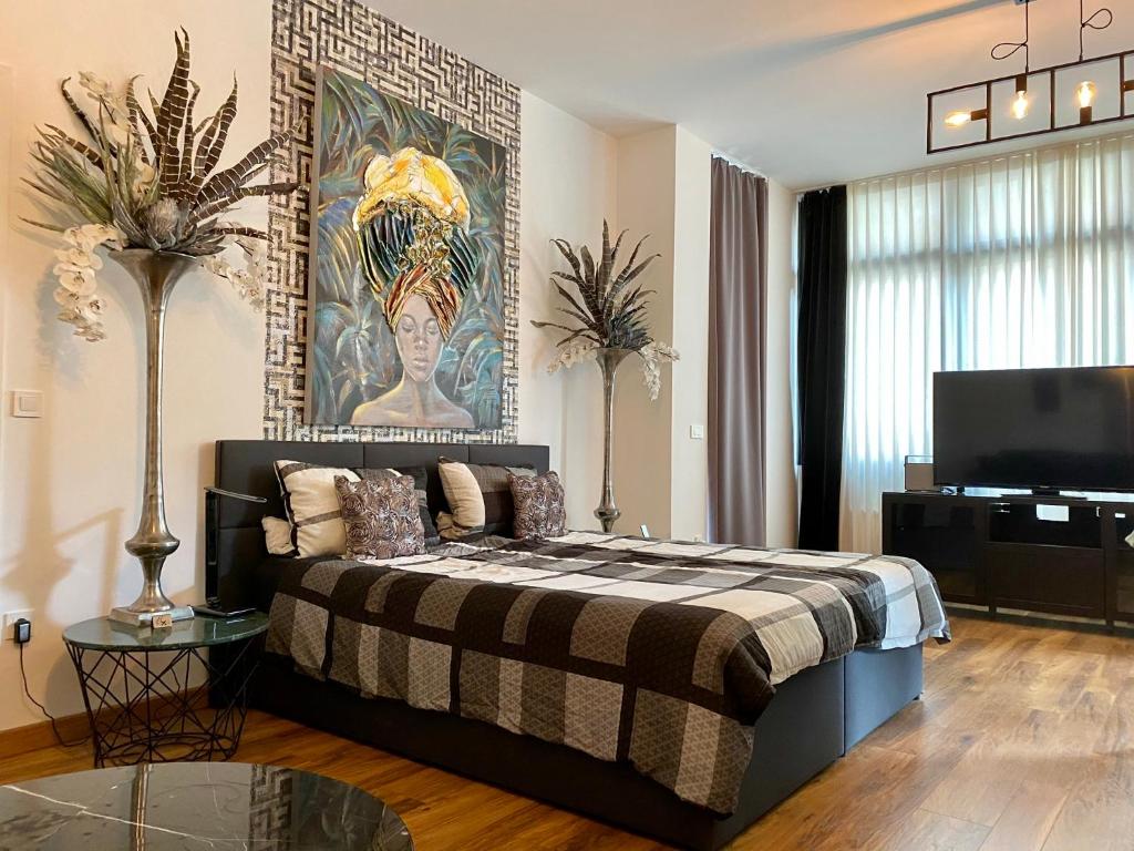 Säng eller sängar i ett rum på High Level Apartment
