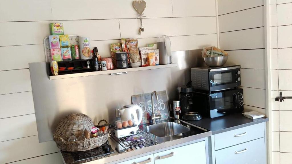 Kuchyň nebo kuchyňský kout v ubytování B&B in de Dorpsstraat