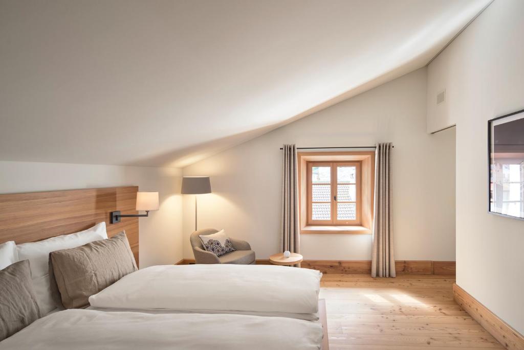 Postel nebo postele na pokoji v ubytování Hotel Post Andeer
