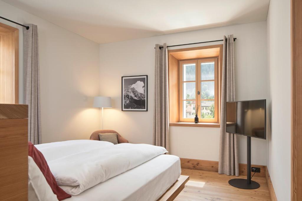 Postel nebo postele na pokoji v ubytování Hotel Post Andeer
