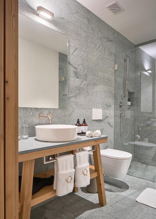 Koupelna v ubytování Hotel Post Andeer
