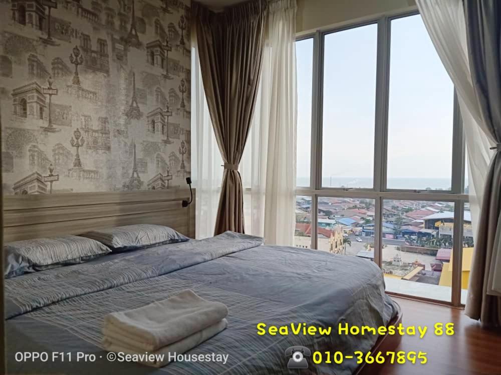 Postel nebo postele na pokoji v ubytování Sekinchan HighLevel SeaView Homestay 高楼 看海 阳台民宿
