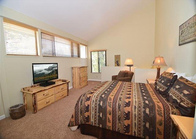 Postel nebo postele na pokoji v ubytování St Anton Courtyard View 2-Bedroom Condo with full kitchen