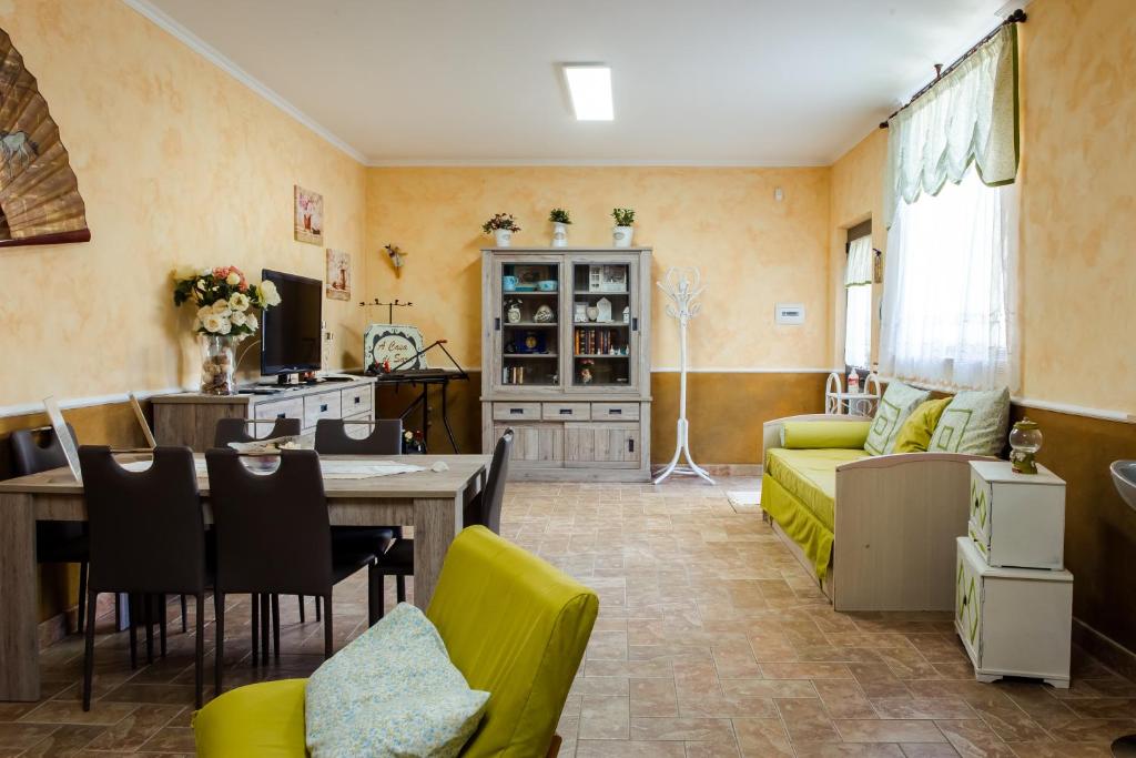 sala de estar con mesa y sillas amarillas en A CASA DI SARA, en Tívoli