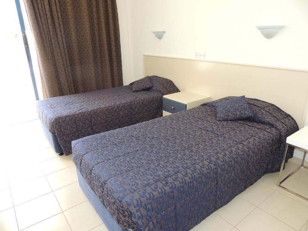 Ένα ή περισσότερα κρεβάτια σε δωμάτιο στο West End Hotel