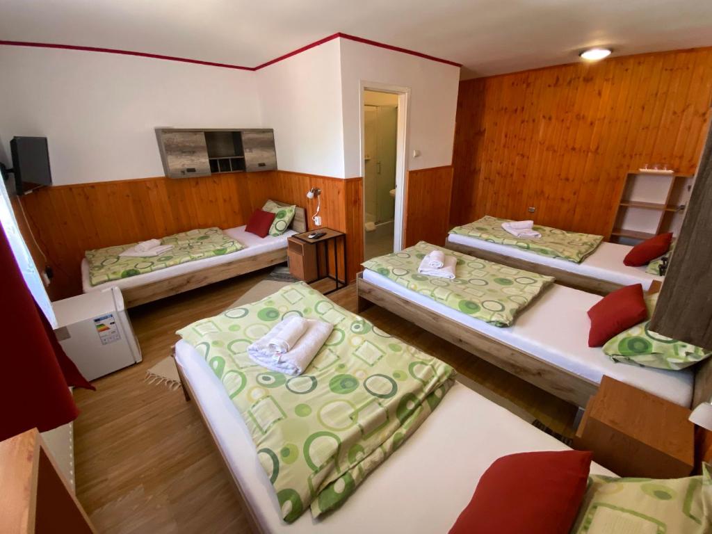Postel nebo postele na pokoji v ubytování Hargita Panzio